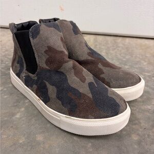 Very G Camouflage Ankle Booties